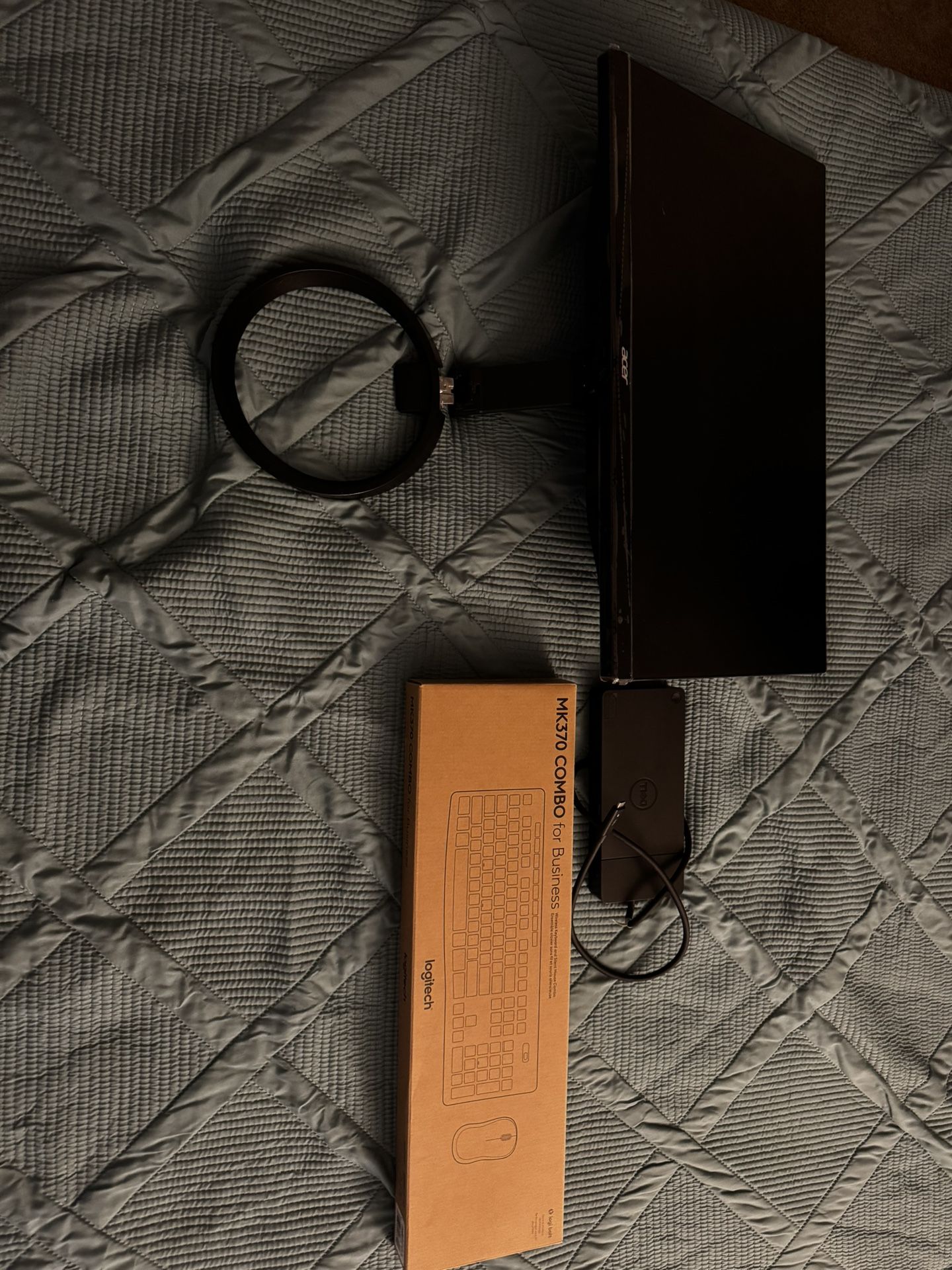 Slightly Used Monitor W/ New Keyboard And USB Hub/charg