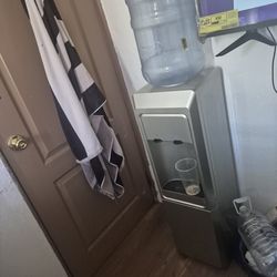 Refri Y una cosa para agua fría y caliente.