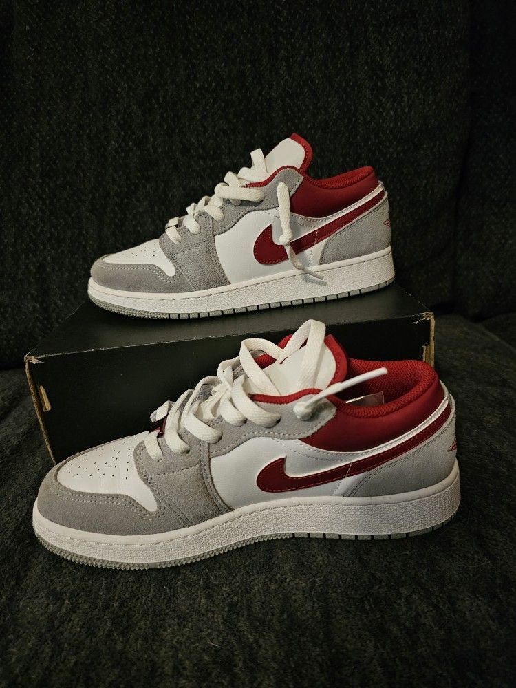 Size Air Jordan SE Low Light Smoke Grey Gym Red tried on w