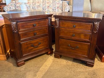 ASHLEY Leahlyn 2-Drawer Nightstand Set (Set of 2)