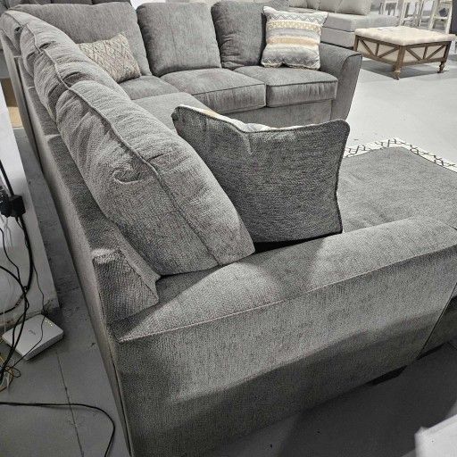AP🎉 U Shaped Gray Oversized,Reversible Sectional Couch With Chaise// Financing & Delivery Available