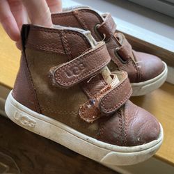 Kids ugg booties 