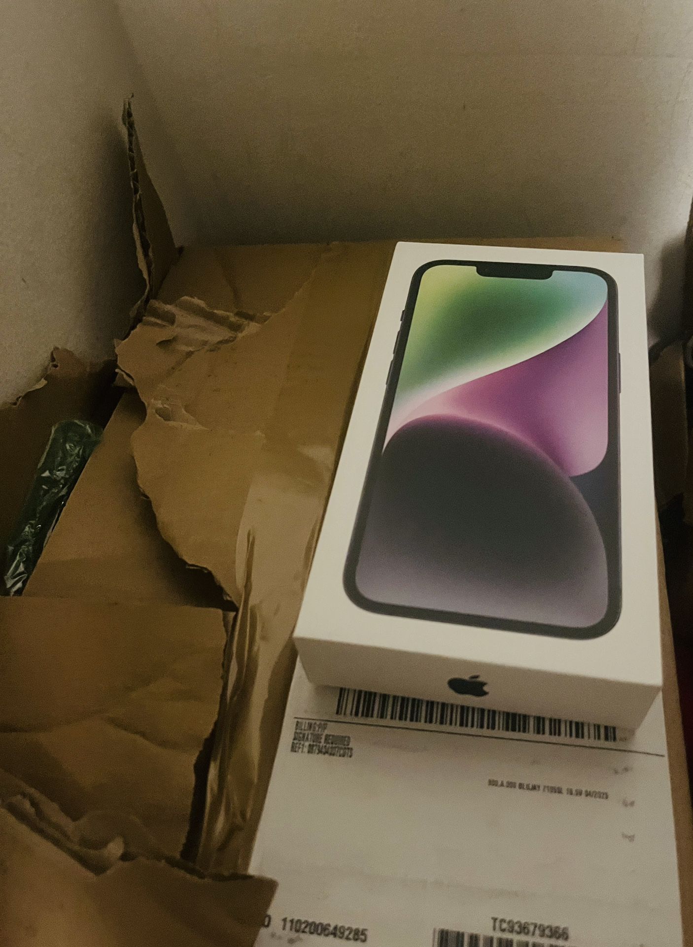 2 iPhones 14s