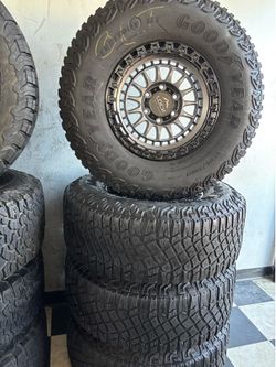 Bendo un set de Rines nuevos con llantas usadas para Toyota Tacoma Chevy Silverado