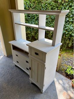 FREE: Hutch, Table, Chairs 3x