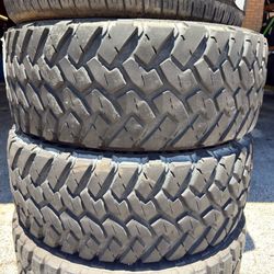 35/12.50/17 two tires used good condition 🛞🦈
