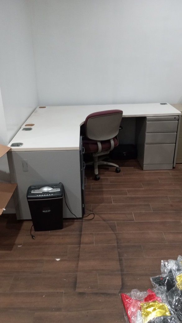 High End Office L Shape Desk In Excellent Condition