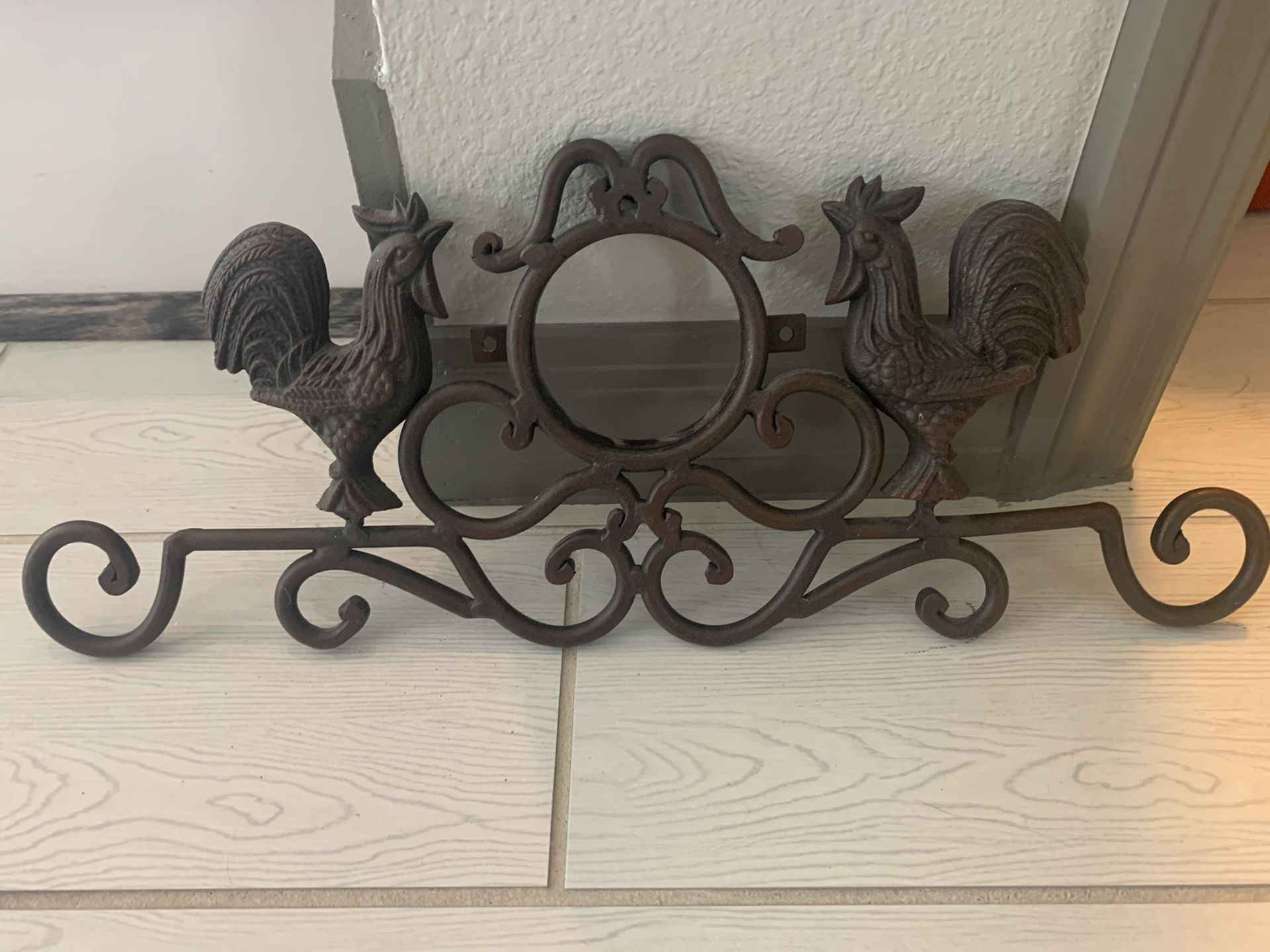 Wall decor (roosters) heavy 18” in length