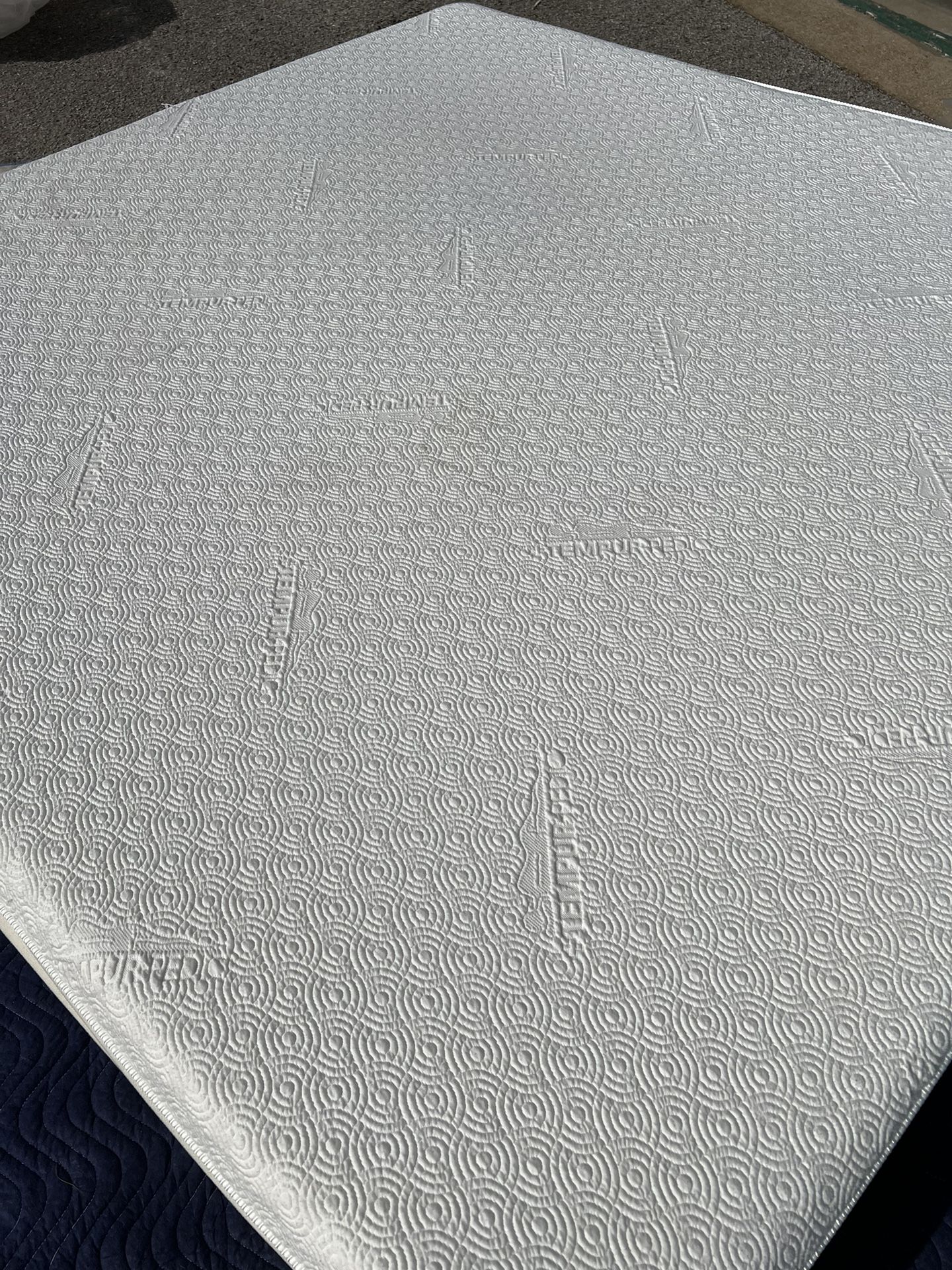 King Size Tempurpedic Cloud Supreme Mattress And Boxspring Set for Sale