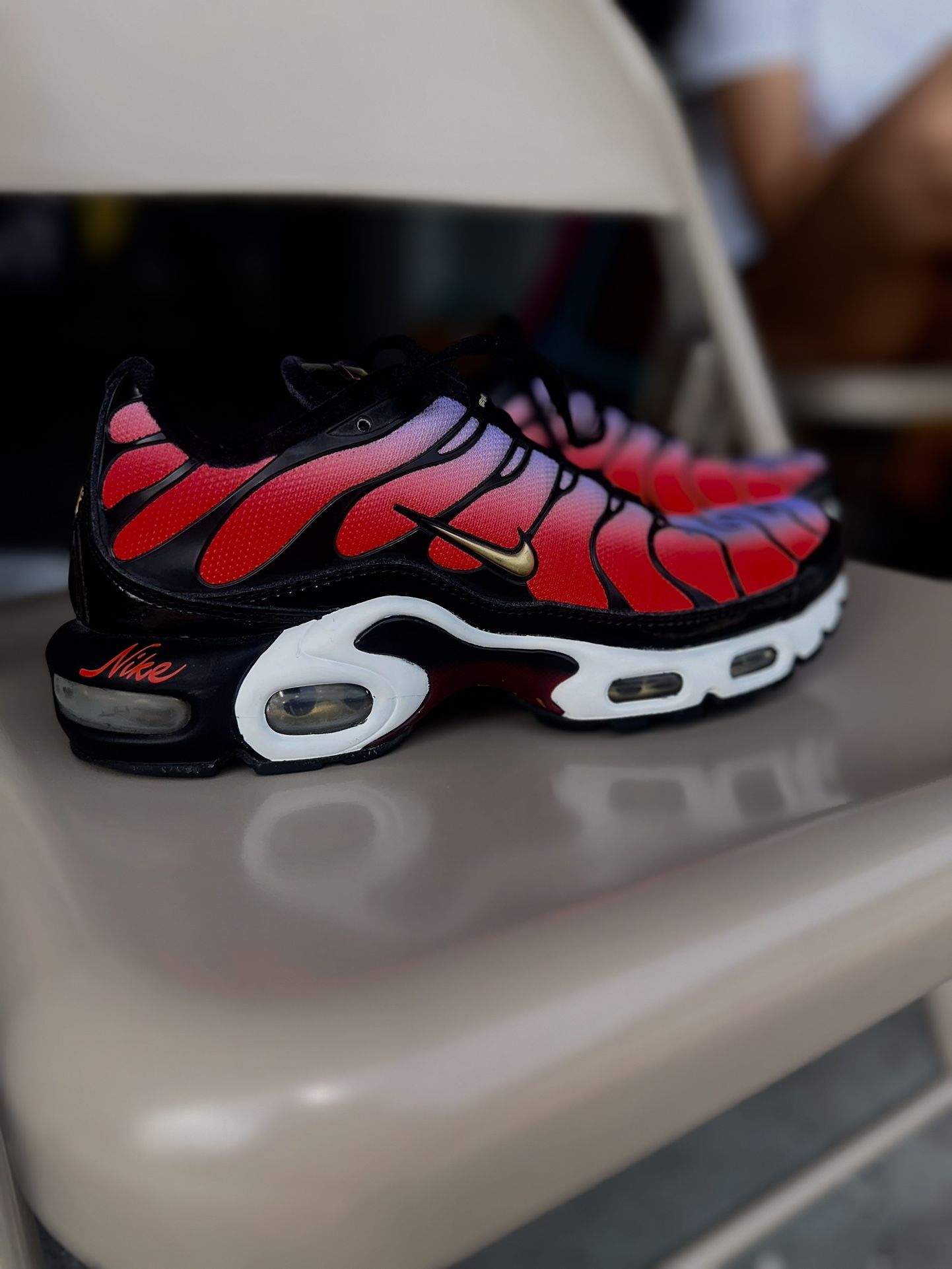 Nike Air Max Plus TN | Red/Purple Fade “Tiger” Style | Men’s US 7 / Women’s 8.5 (EUR 40)