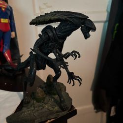 Alien Queen Figure With Egg Stand 