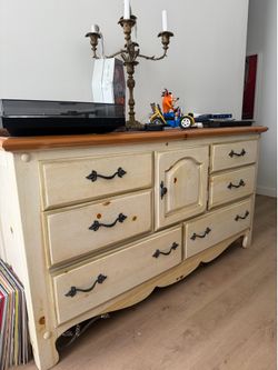 Dresser / side board