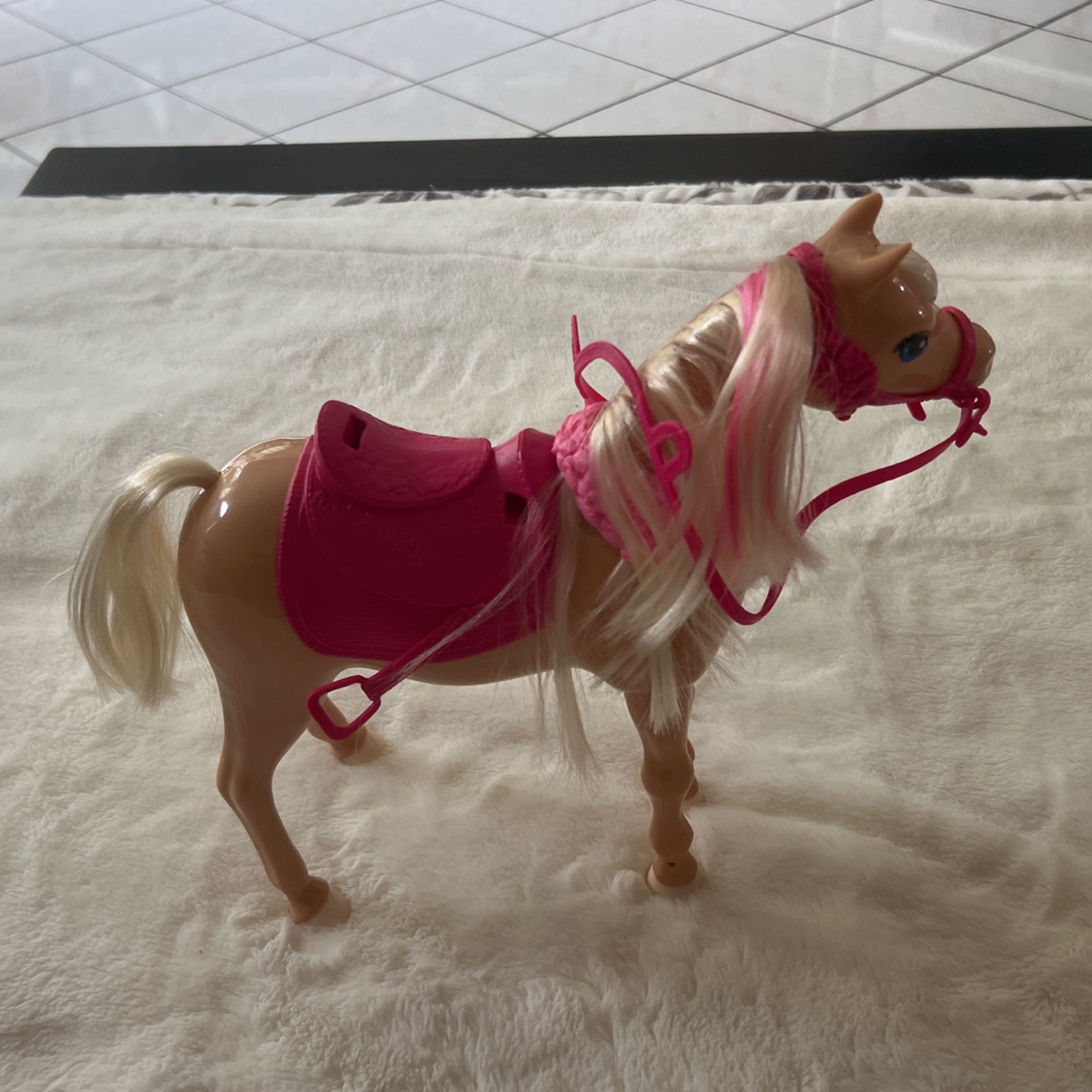 Mattel Barbie Horse~ Flowing Mane and Tail in Light Blonde and Blue Eyes