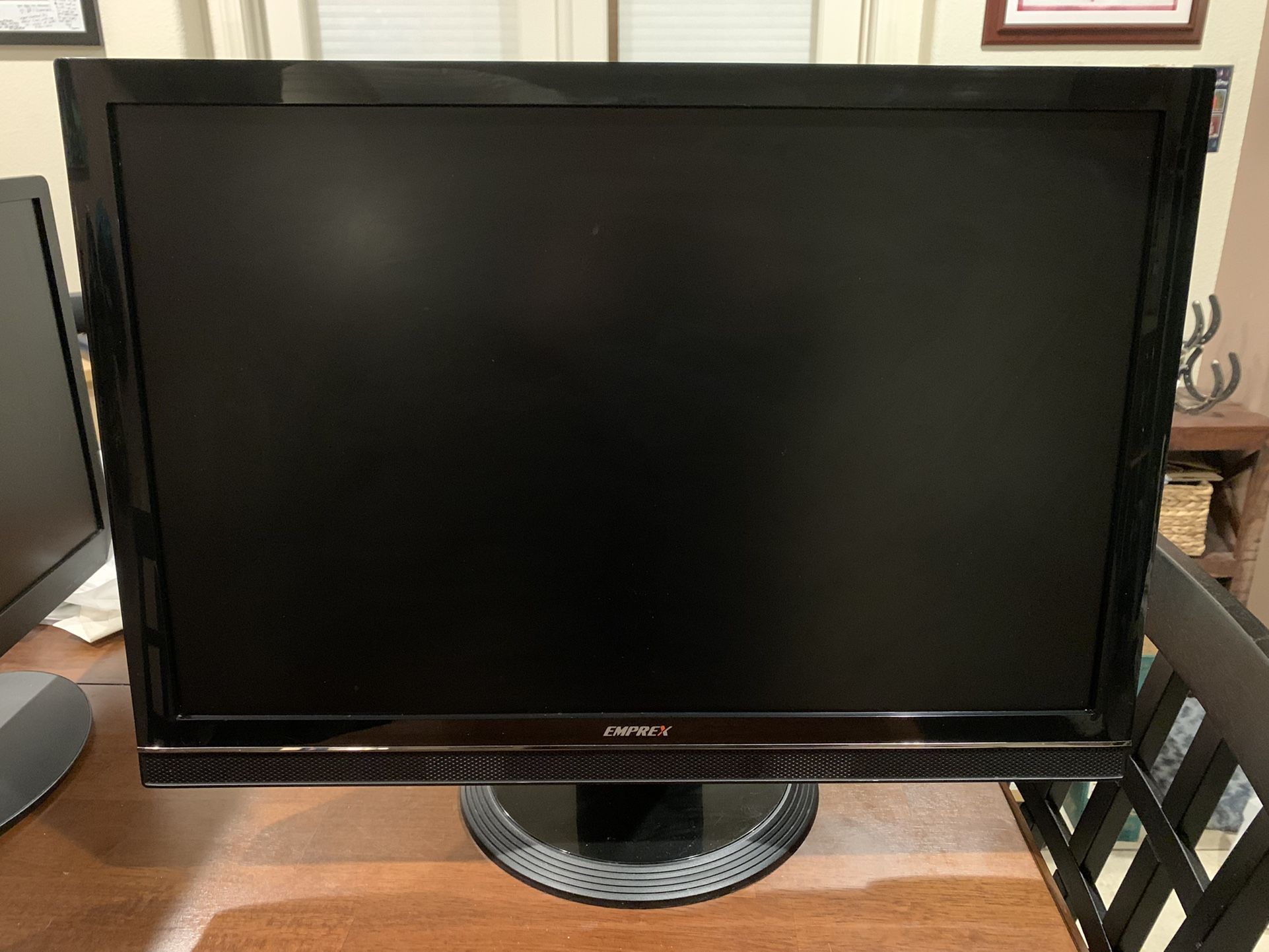Emprex LM2601 26 Inch LCD Computer Monitor with Built-in Speakers