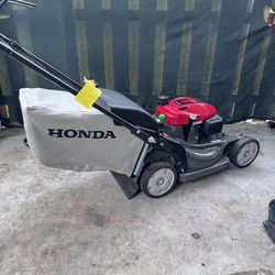 BRAND NEW LAWNMOWER HONDA HRX-217 /200cc  THE LAWNMOWER IS SELF PROPELLED. NEVER HAD GASOLINE OR OIL IN ENGINE (a bottle of engine oil comes with it) 
