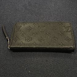 black wallet 