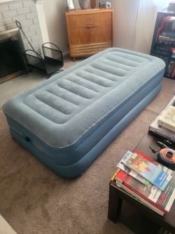 Twin Air mattress, MINT CONDITION, with 120V air pump