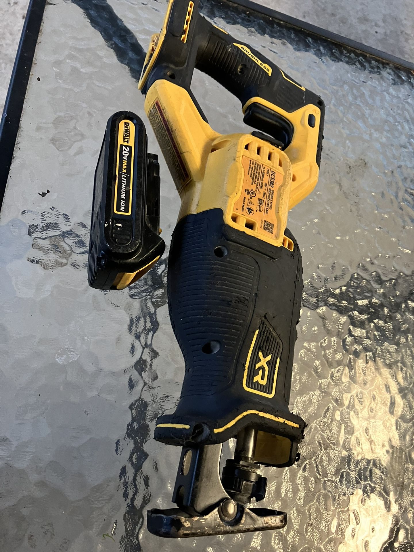 SAWZALL DeWALT BRUSHLEES XR con pila for Sale in Dallas, TX OfferUp