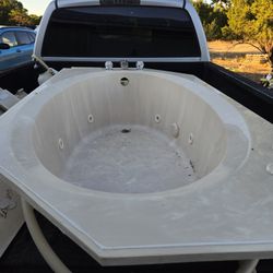 🛁 Large Jetted Tub – Works Perfectly! – $275