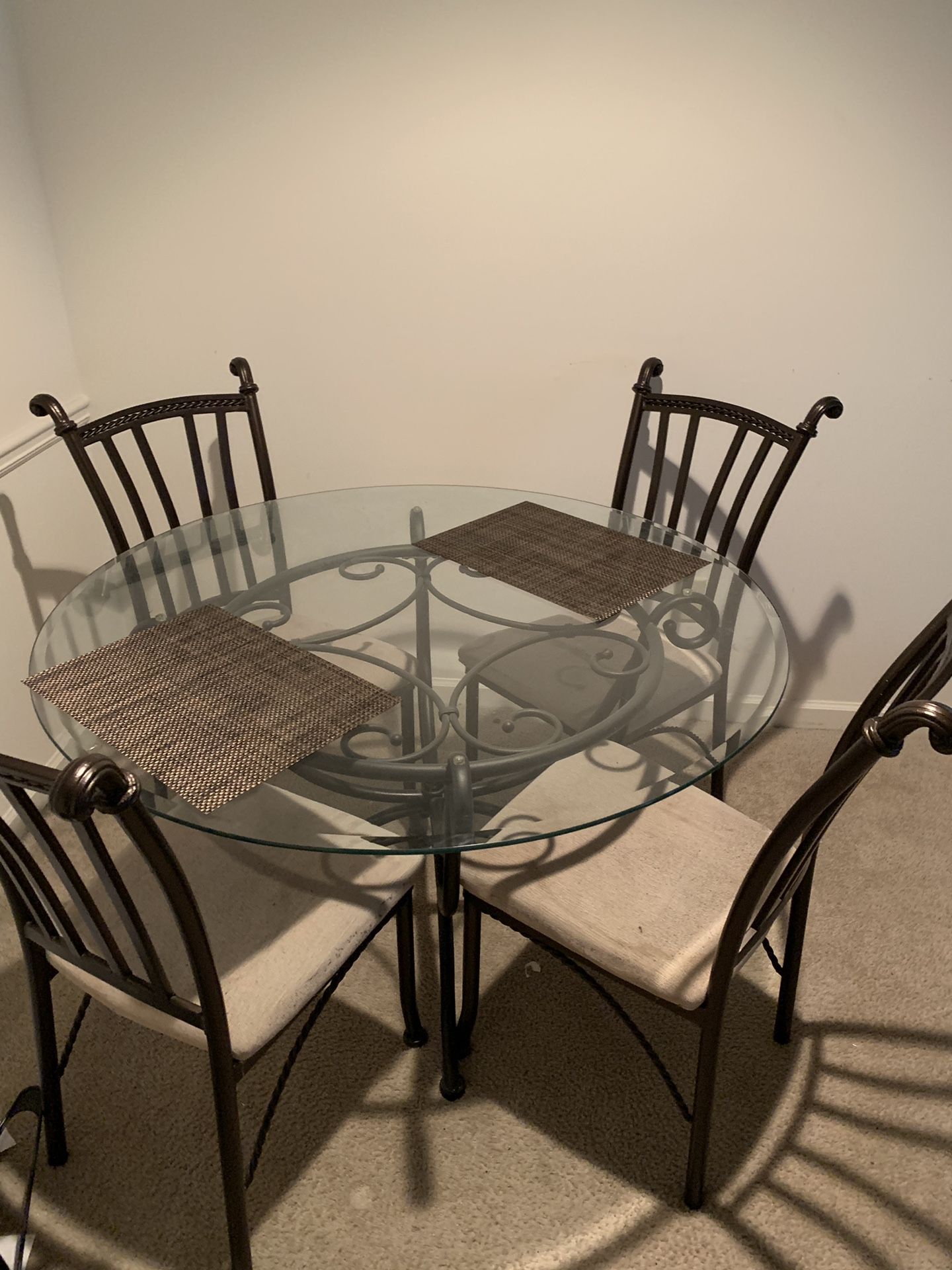 Breakfast/dining round table