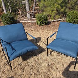 Outdoor metal framed sling accent chair.