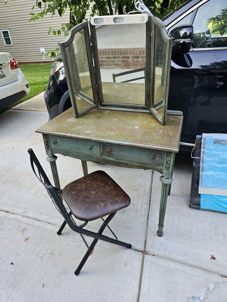 Vintage Vanity Desk With Spindle Legs And Chair Make Offer