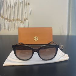 Sunglasses: Brand. Tory Burch Mode: TY7147 