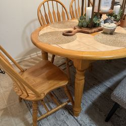 Dining Room Table And Four Chairs   Free !!!