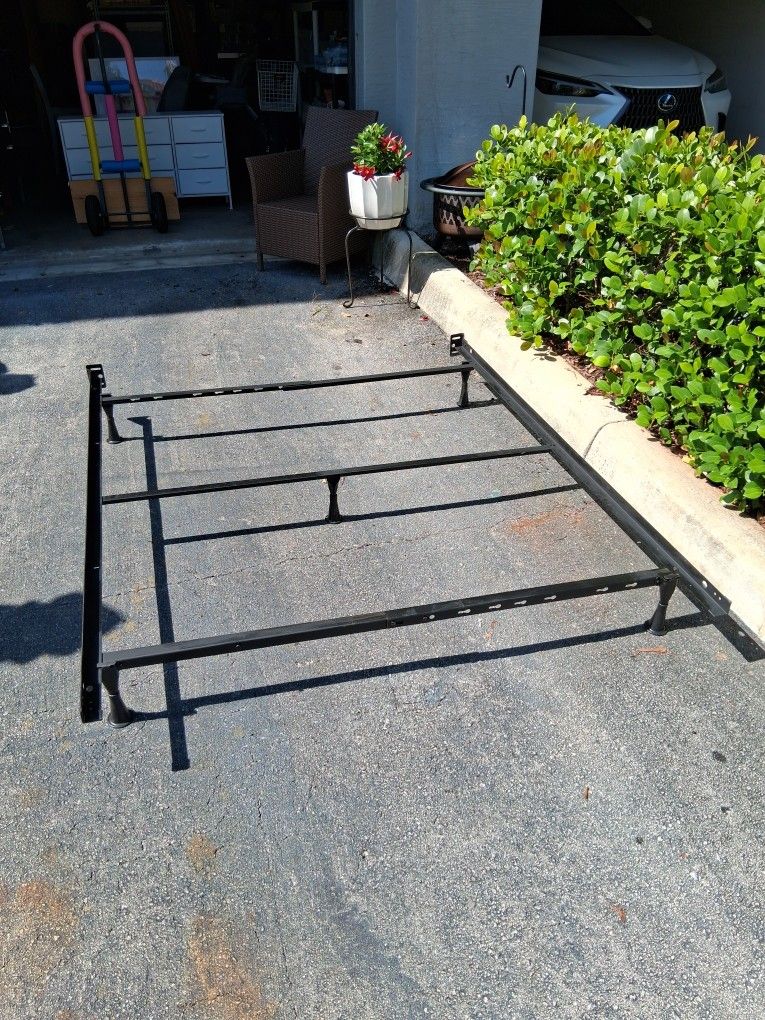 Twin/Full/Queen Bed Frame