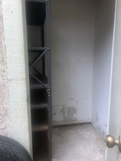 Free metal shelf
