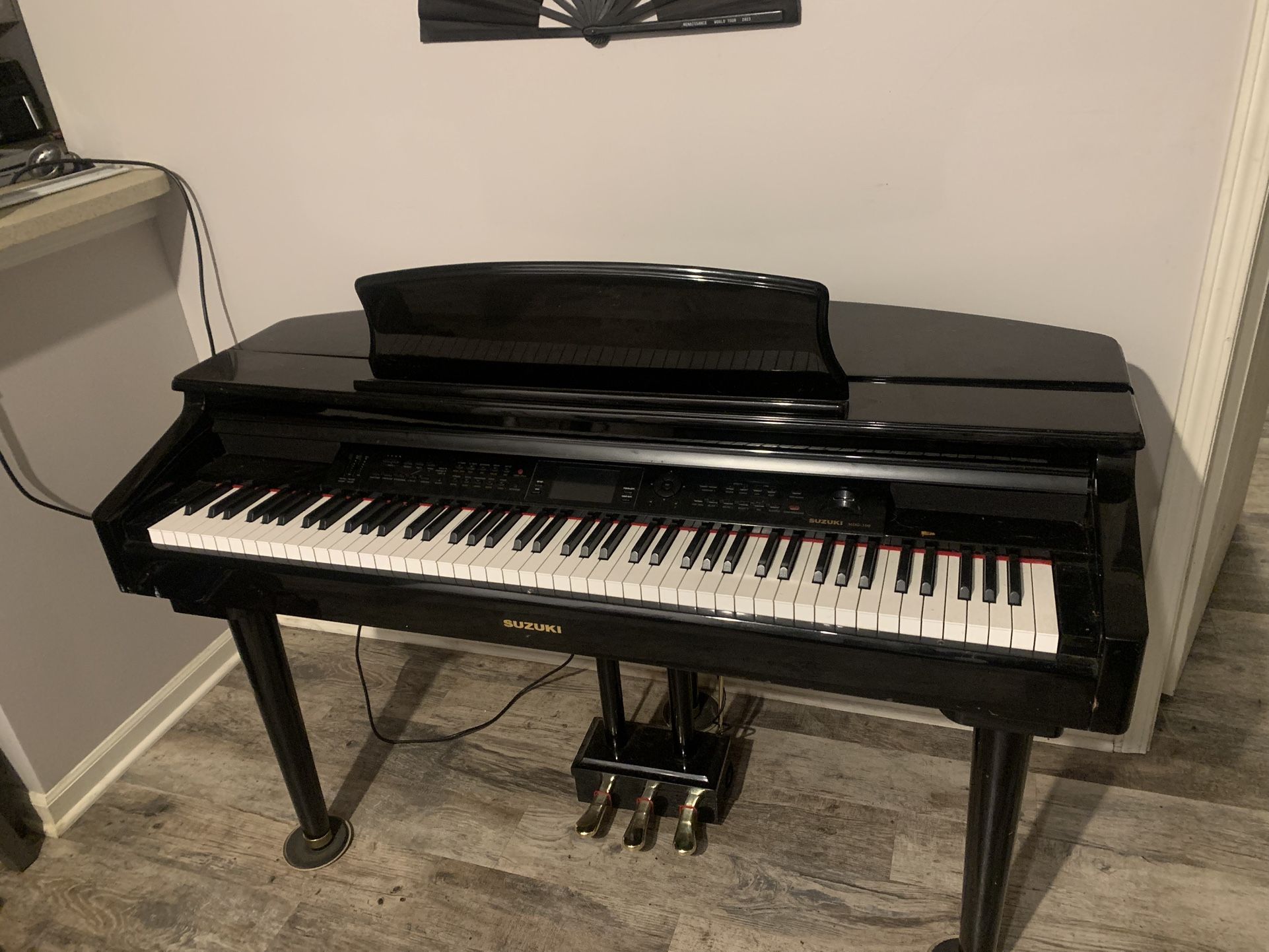 Suzuki MGD—300 Digital Piano