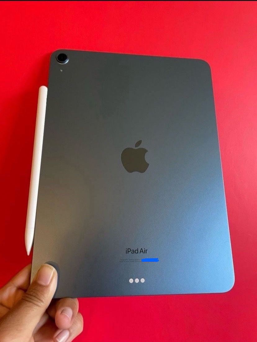 Apple IPad Air 5th Generation (10.9” Liquid Retina/ M1 chip / 2022 Model) 64GB with pen, keyboard case & Accessories (256gb $579)