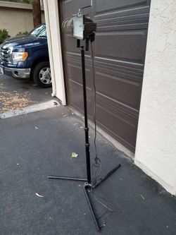 Single halogen work shop light. Works fine. Fair condition. Bright. 