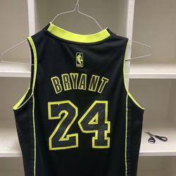 Final Sale:Youth Med: Kobe Bryant Lakers 24