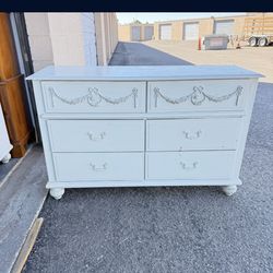 🌹BEAUTIFUL WHITE COLOR  DRESSER -CARVED WOOD 🌹