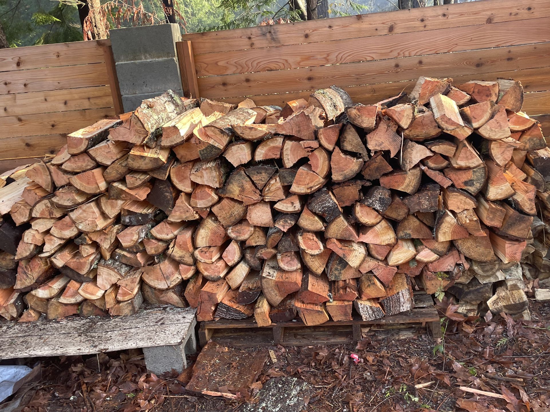 🔥 Premium Fresh-Cut & Split Firewood — Naturally Perfect for Seasoning! 🔥