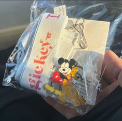 Disney Magic Key Holders 2025 Exclusive Pin and Lanyard Mickey And Pluto