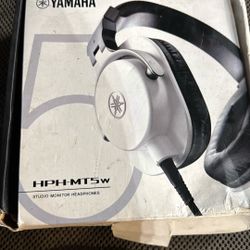 Yamaha HPHMT5w studio headphones