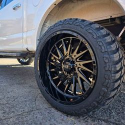 24x12 Wheels And Tires 33/1250/24 MT