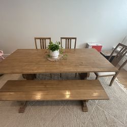 Dinning Room With 4 Chairs And A Bench 