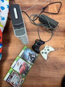 Xbox 360 with 4 games and 2 controller 120GB storage