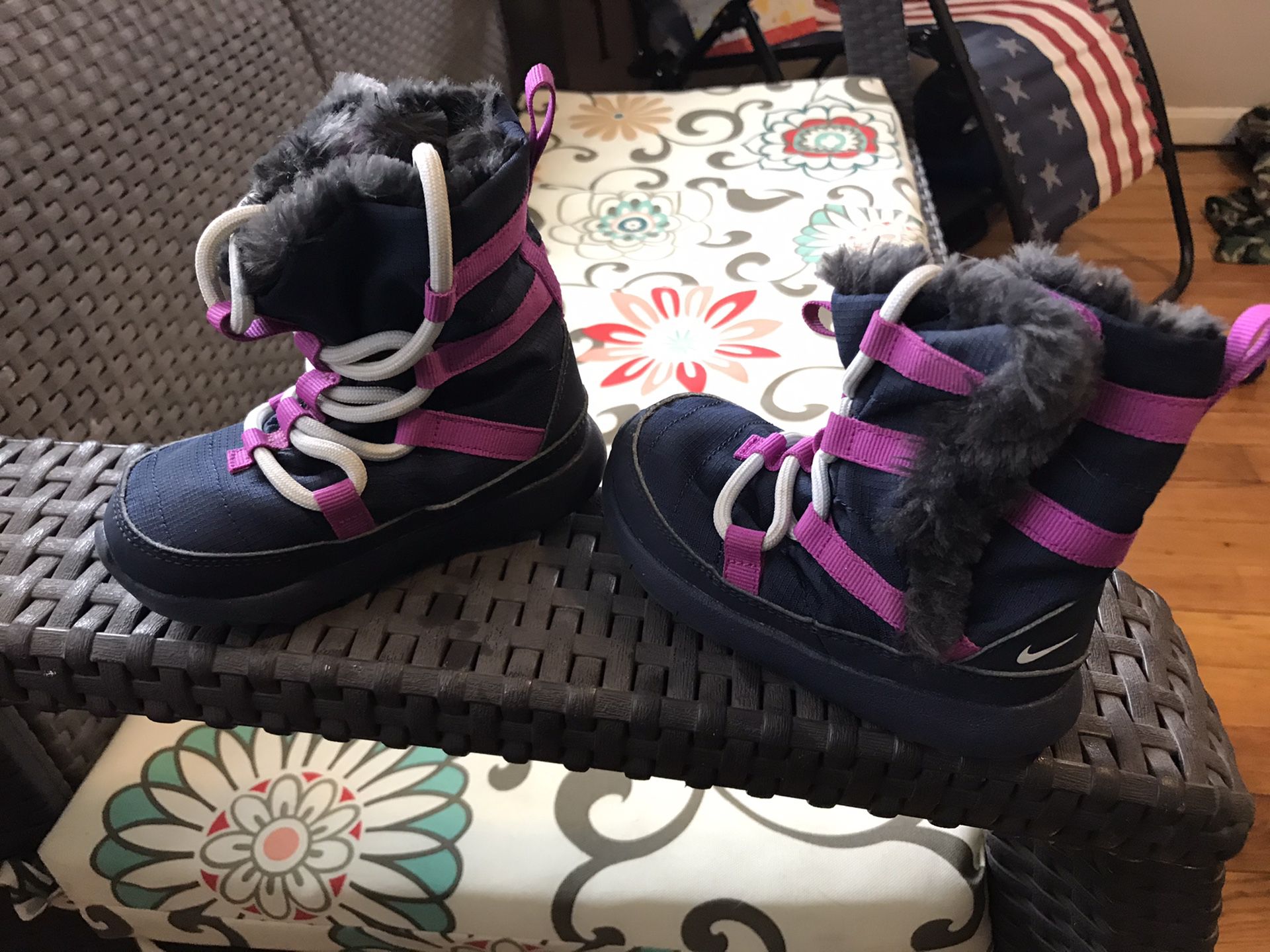 Girls Nike snow boots size 6c