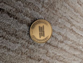 Memento Mori Skull Challenge Coin / Commemorative Token (gold‑tone)