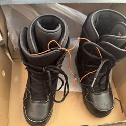 Like new black snow boots
