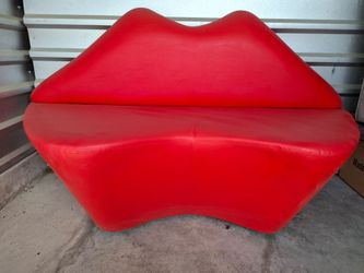Red lips couch