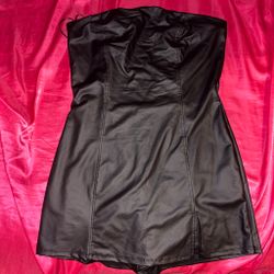 Black Faux Leather Strapless Tube Mini DressSleek and edgy black pleather bodycon mini dress featuring a strapless tube neckline and structured vertic