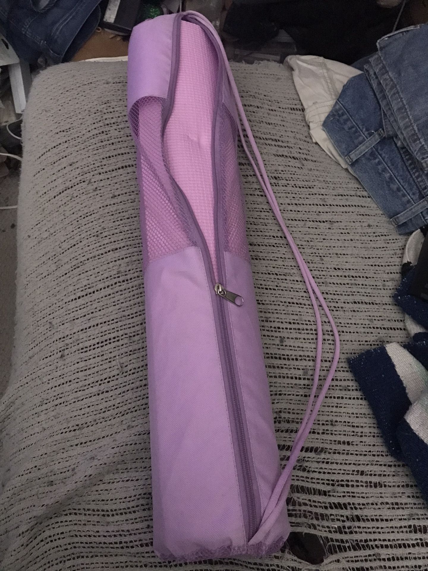Like New very nice yoga mat with Karrie case only $15 firm