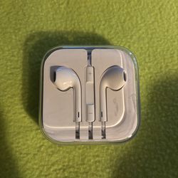 Genuine apple earpods with 3.5 mm headphone plug NEW never used