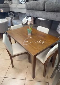 Beautiful! 5-Pc Dining Table Set Oak Finish