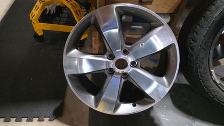 2012 Jeep Grand Cherokee Overland wheel